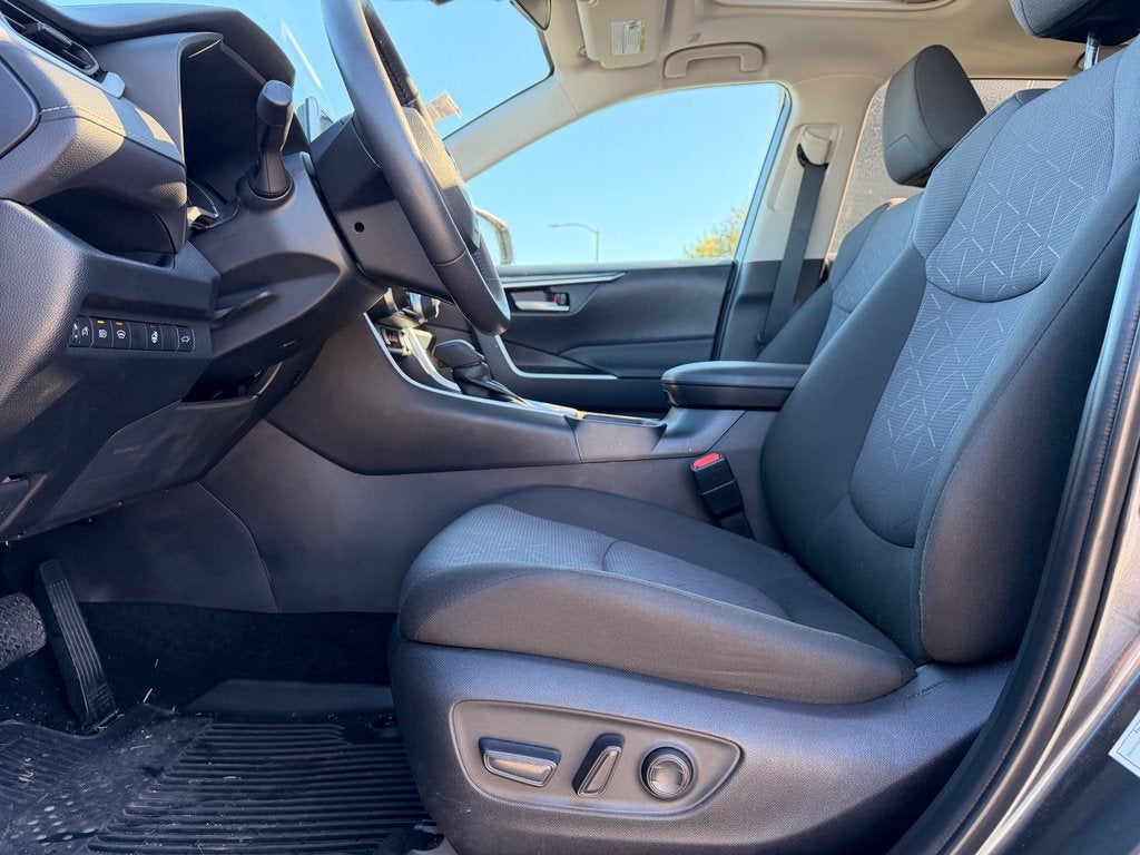 Used 2025 Toyota RAV4 XLE with VIN 2T3P1RFV6SC517158 for sale in Kansas City
