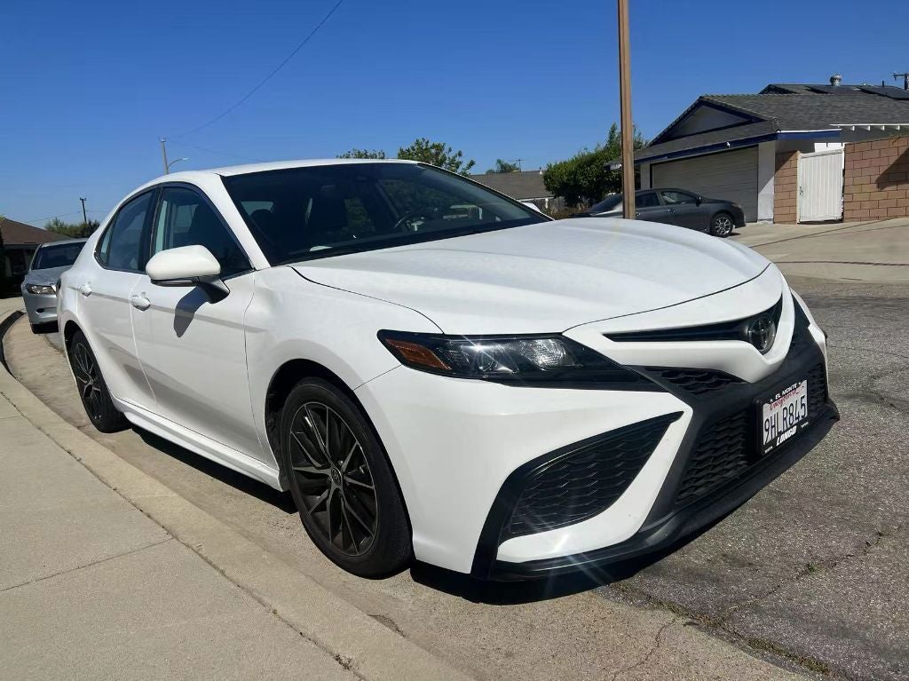 2023 Toyota Camry SE's photo