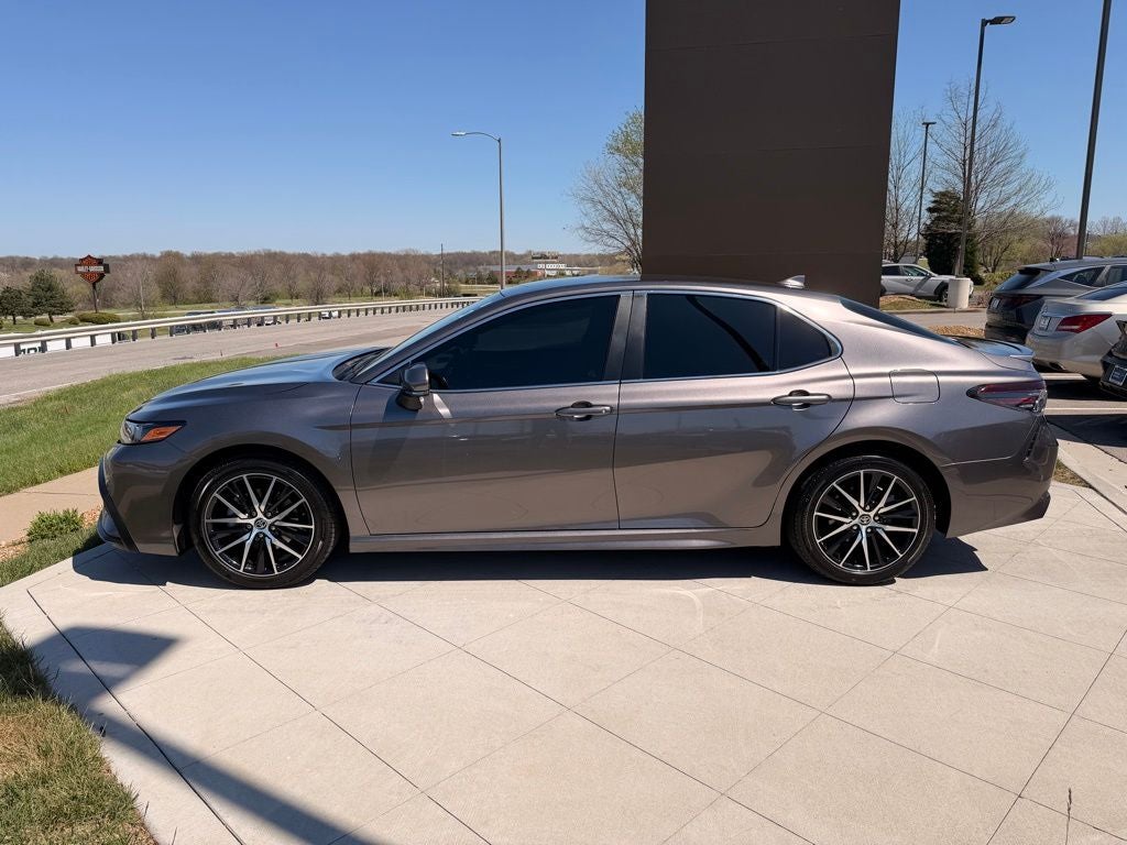 Used 2022 Toyota Camry SE with VIN 4T1T11AK9NU662803 for sale in Kansas City