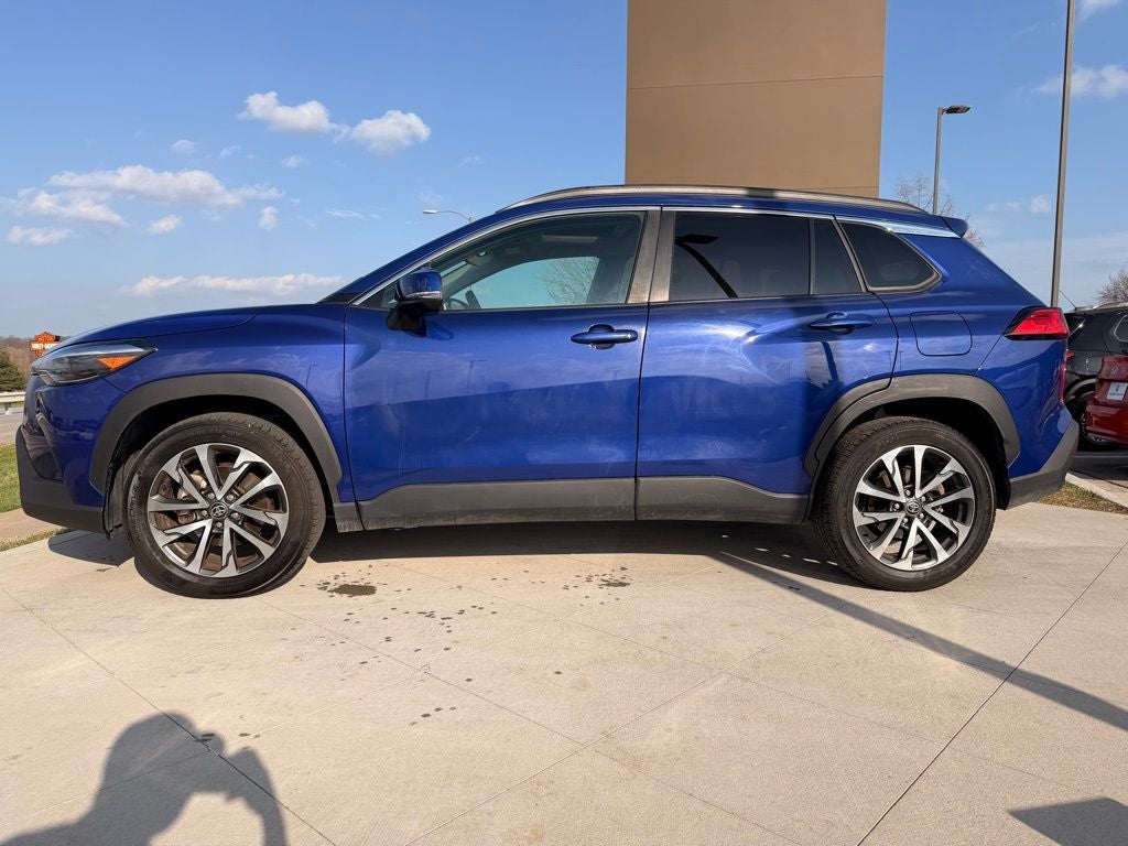 Used 2022 Toyota Corolla Cross XLE with VIN 7MUDAABG6NV009956 for sale in Kansas City