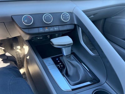 2024 Hyundai ELANTRA SE
