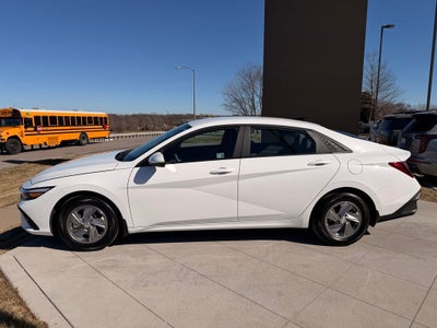 2024 Hyundai ELANTRA SE