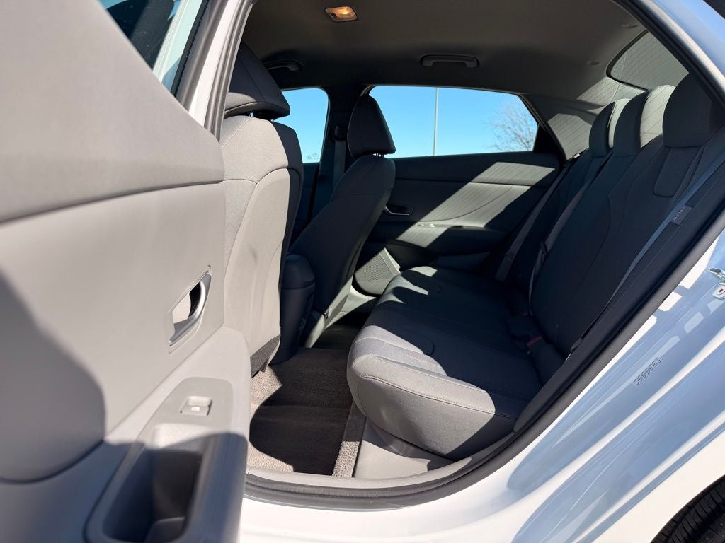 2024 Hyundai ELANTRA SE