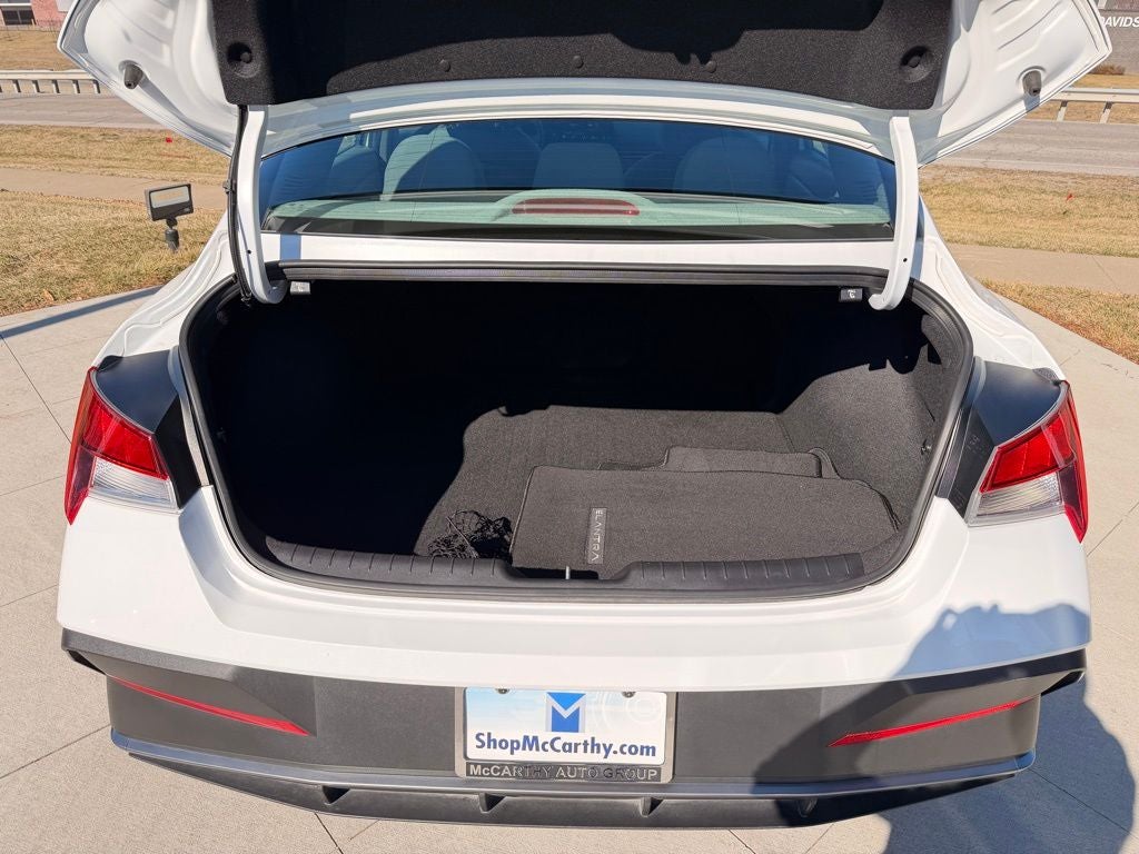 2024 Hyundai ELANTRA SE