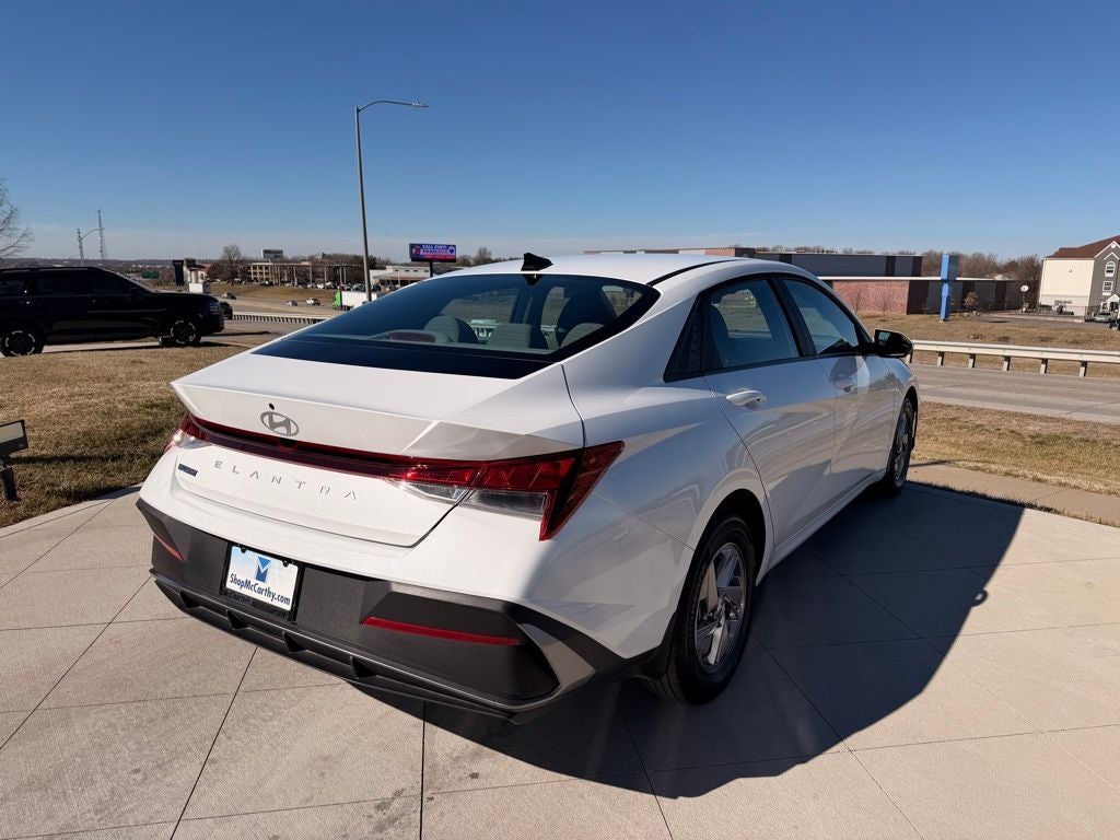 2024 Hyundai ELANTRA SE