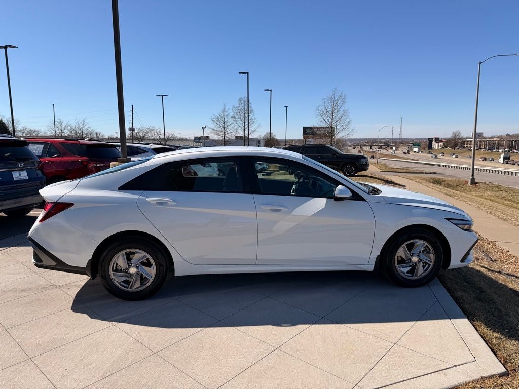 2024 Hyundai ELANTRA SE