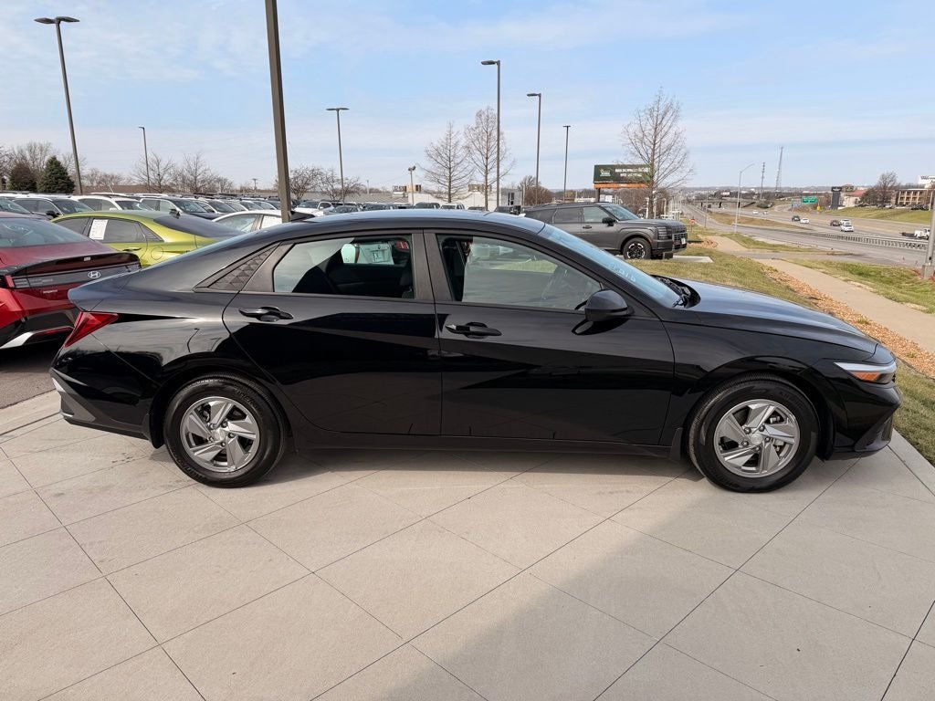 2025 Hyundai ELANTRA SE