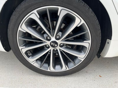2017 Kia Cadenza Technology