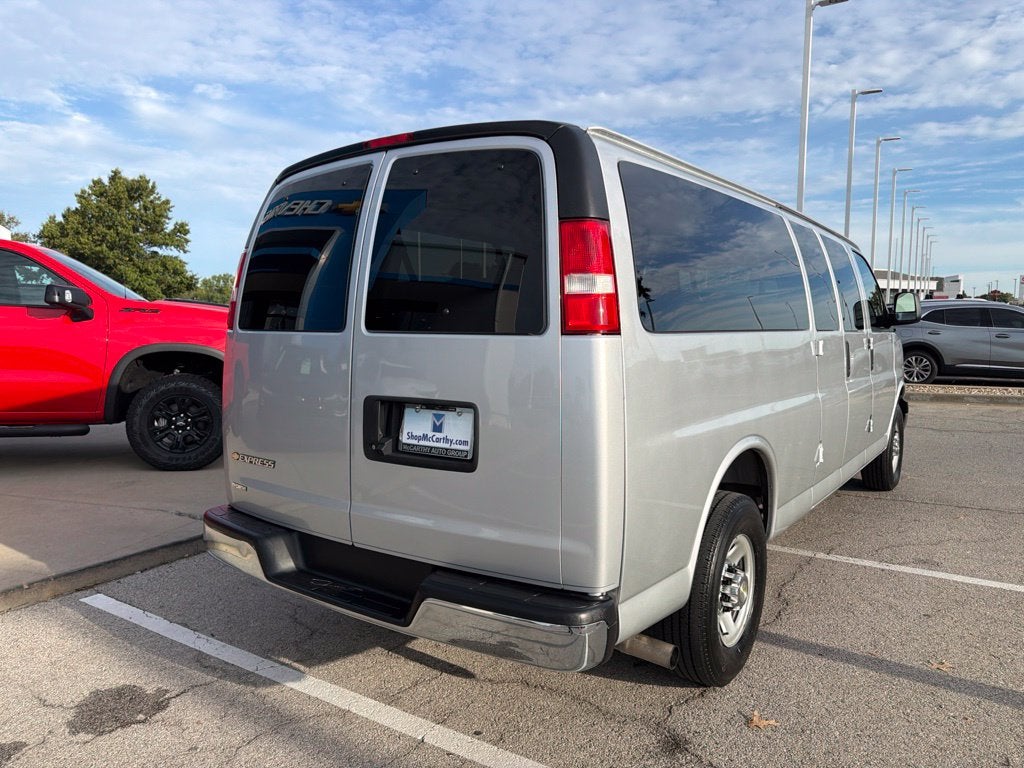 2025 Chevrolet Express 3500 LT Passenger