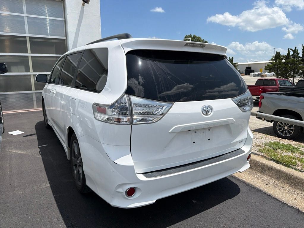 2017 Toyota Sienna SE Premium 8 Passenger