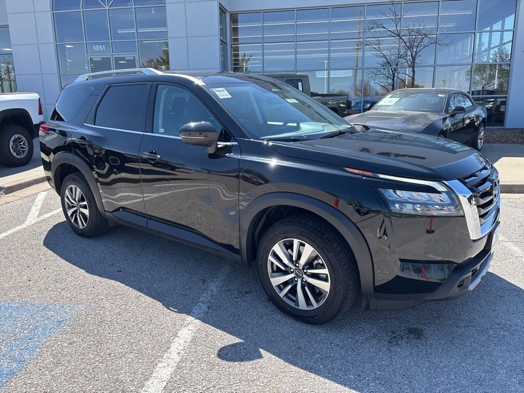 2025 Nissan Pathfinder SL