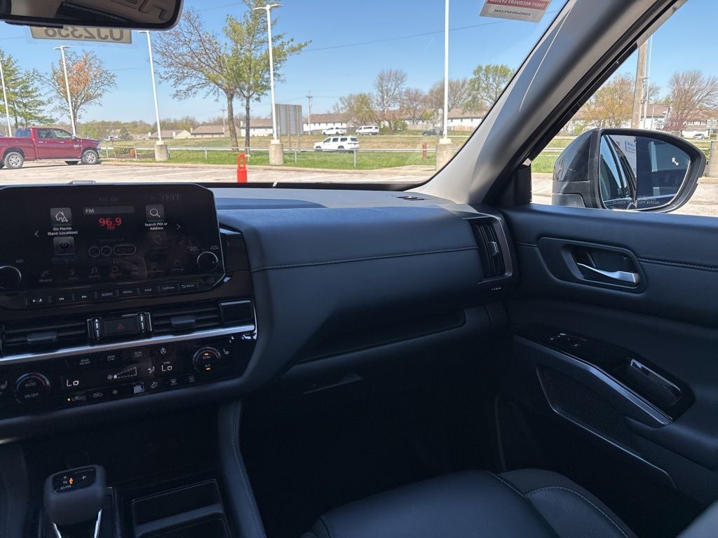 2025 Nissan Pathfinder SL