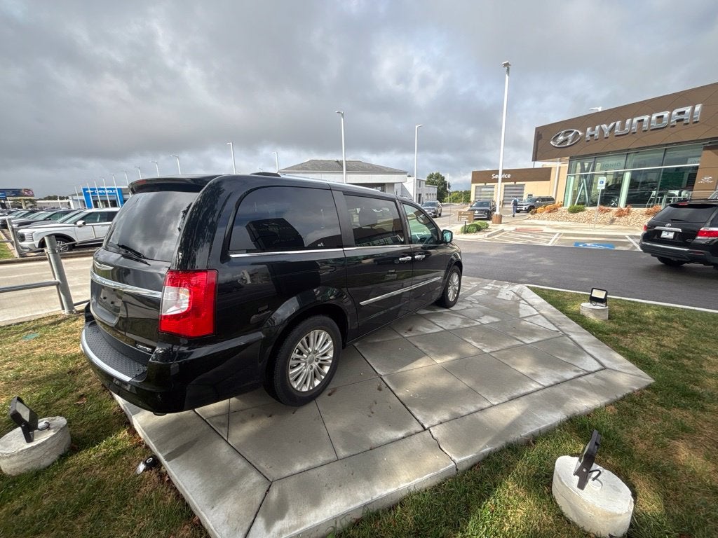 2016 Chrysler Town & Country Limited