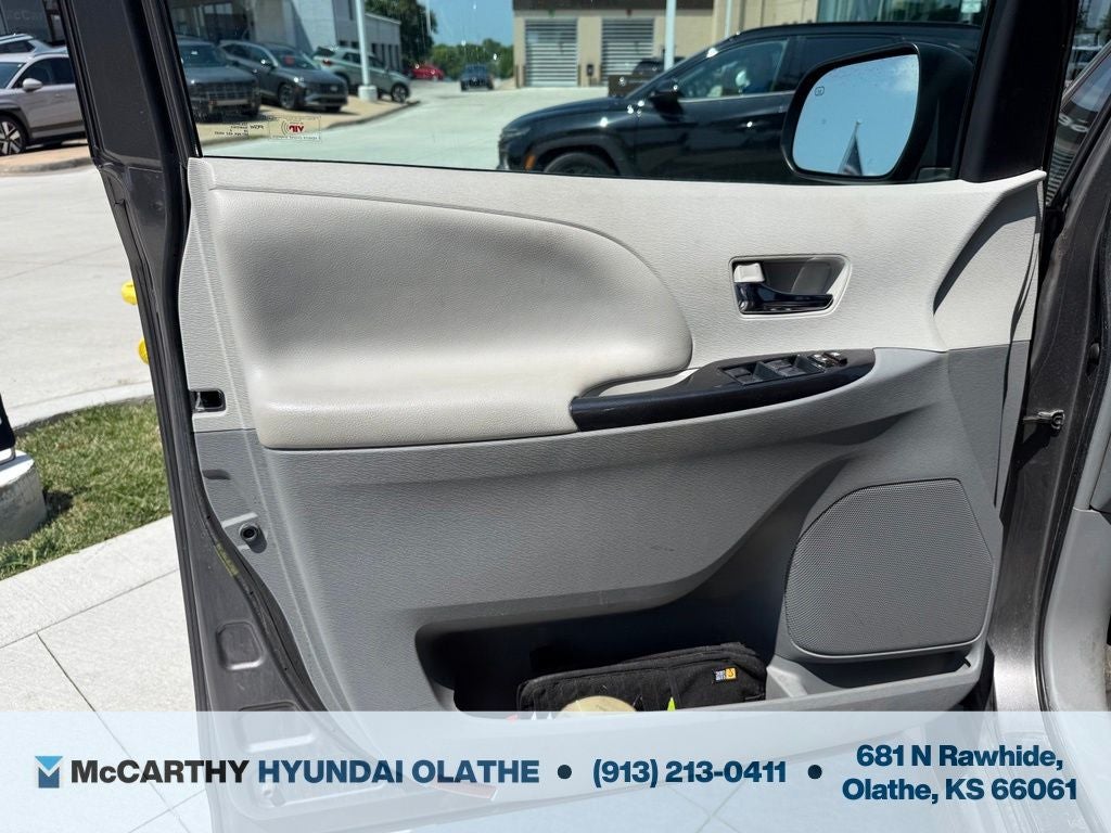 2014 Toyota Sienna SE 8 Passenger