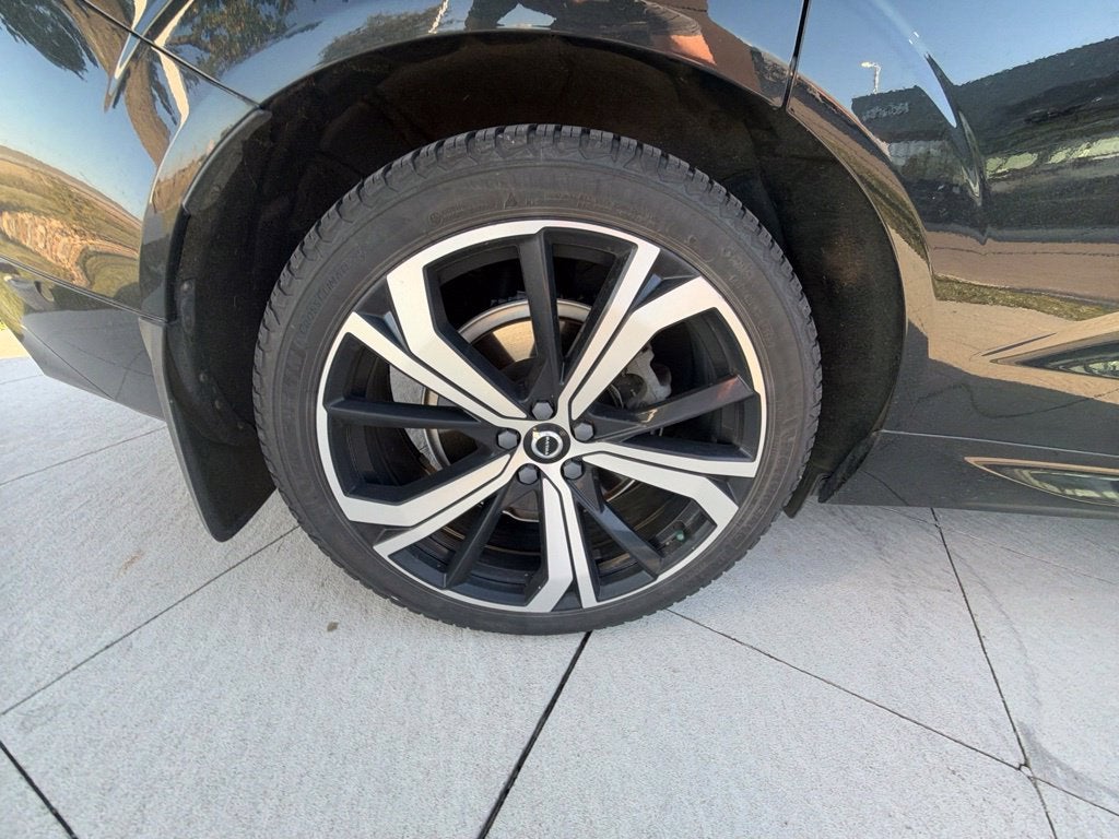 2022 Volvo XC60 B6 R-Design