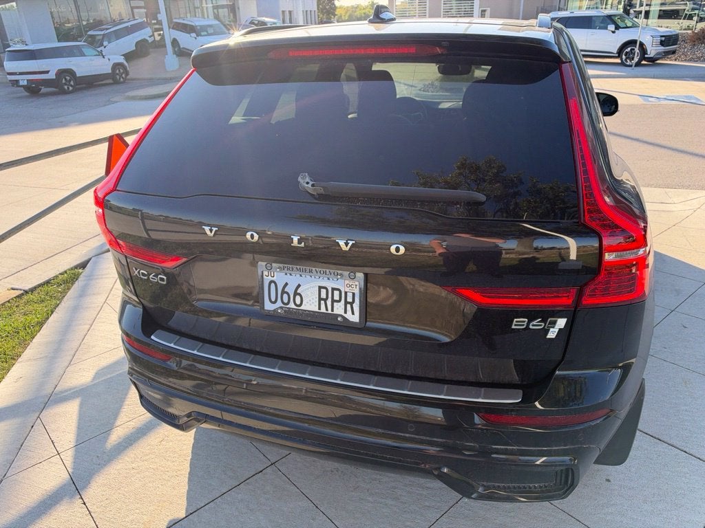 2022 Volvo XC60 B6 R-Design