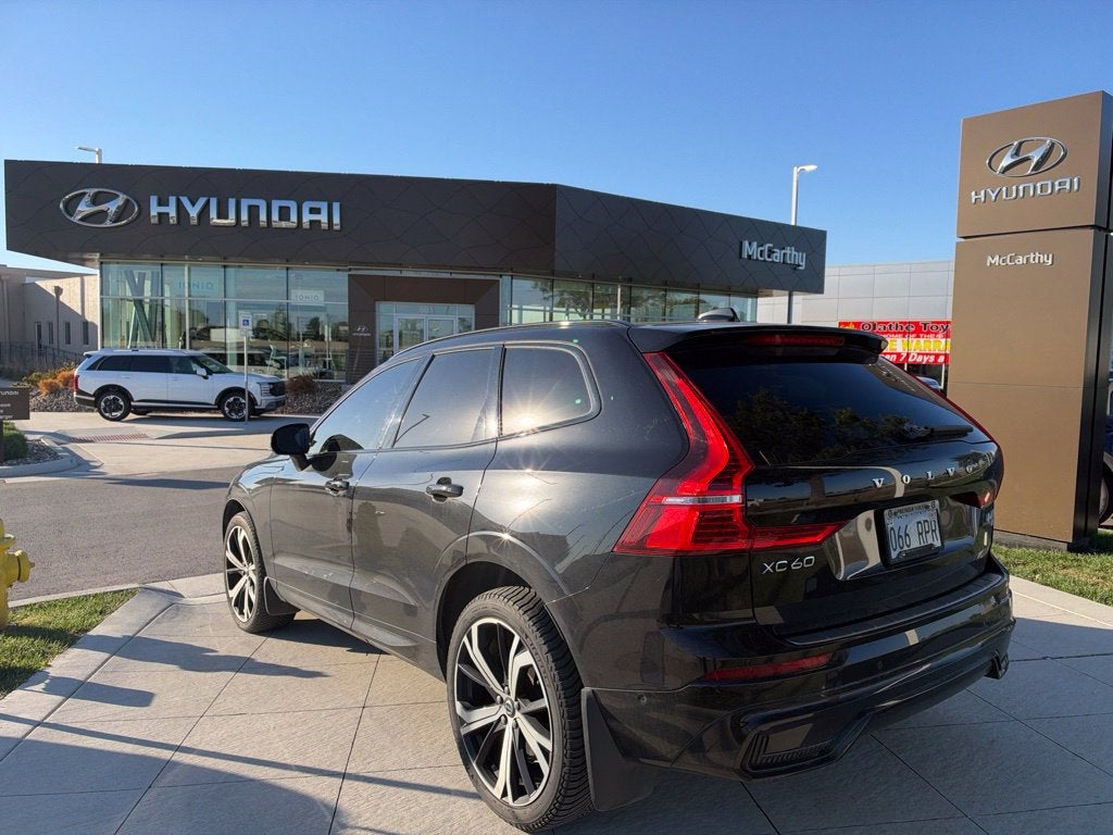 2022 Volvo XC60 B6 R-Design